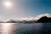 Le isole Lofoten Norvegia. L'Hurtigruten  Midnatsol si avvicina velocemente a Svolvaer  (Austvagoya). 